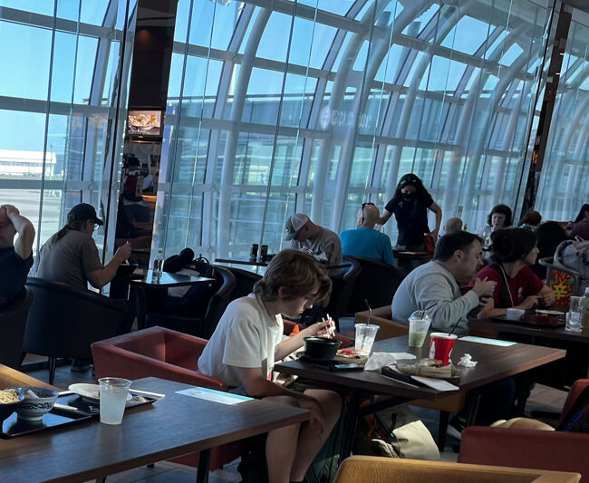 テーブルも大変混みあっていて、席取りも時間がかかります。