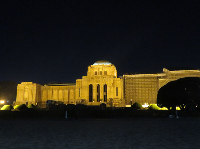 ライトアップされた聖徳記念絵画館