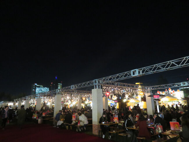 去年は座るところを探すだけで大変だった。