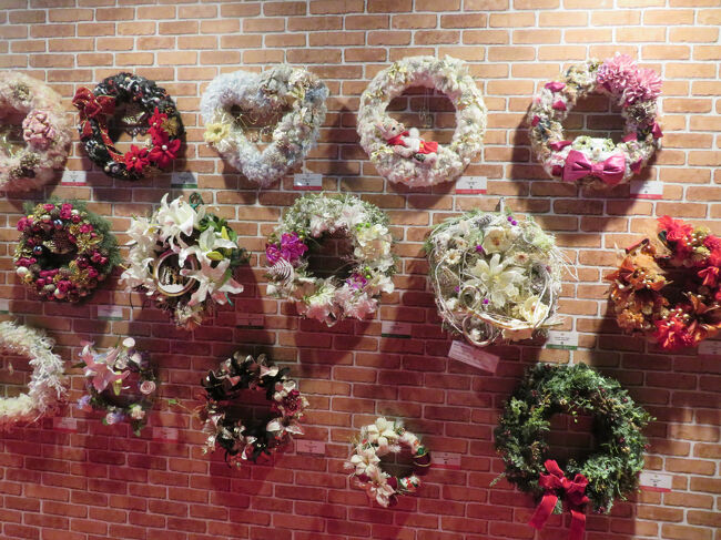 クリスマスリースがどれも素敵でした。