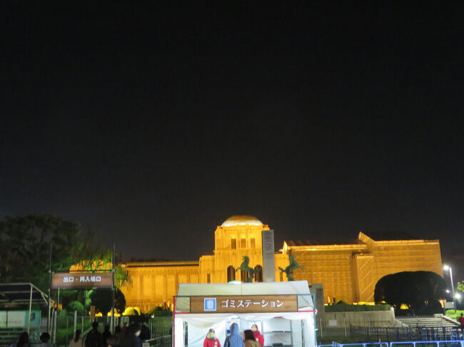 クリスマスマーケット内から見える聖徳記念絵画館(^^)/