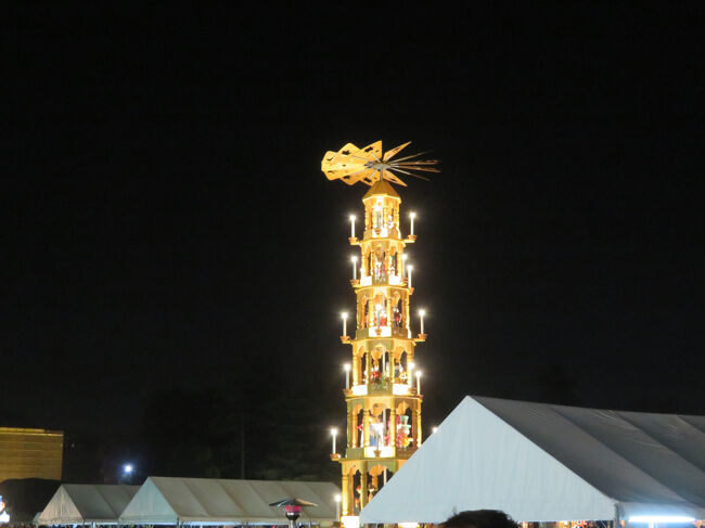 クリスマスピラミッドから少し離れました。