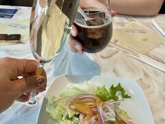 カンパーイ。前一人できた時に、娘さんにどうぞとチョコくれた外国人スタッフがいて、今日は娘に直接チョコくれた。でもこの人今月で辞めて国に帰るんだって。寂しいなあ。その国の言葉でありがとうを言っておいた。

