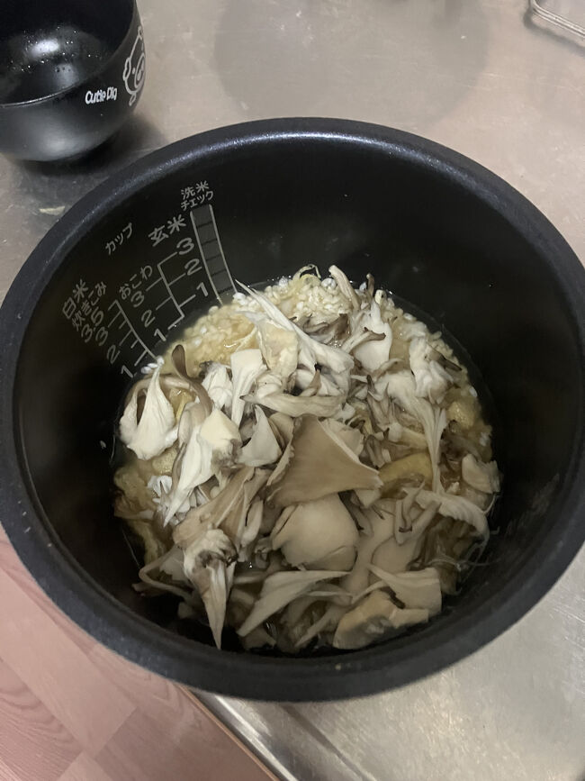 明け方炊いた舞茸ご飯<br /><br />お米一合、いりこ出汁に<br />醤油とお酒大さじ一杯弱<br />上に揚げと舞茸割いてのっけてハイ