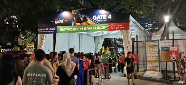 ｢GATE 4｣<br /><br />この日はフリー走行ということもあり、ゲートはそれほど混んでいませんでした。