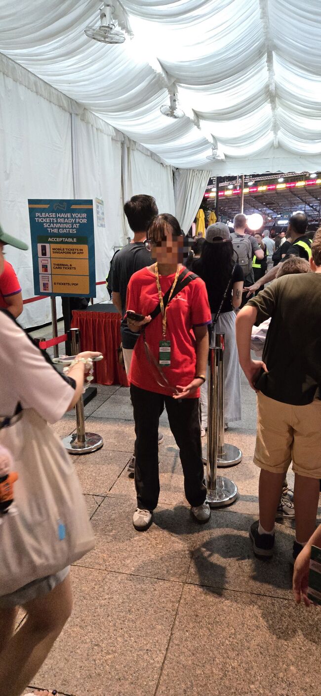 ゲート入口です。スマホでチケットを呈示すると、係の人がQRコードを読んで、中に通してくれます。その後、持ち物検査がありました。