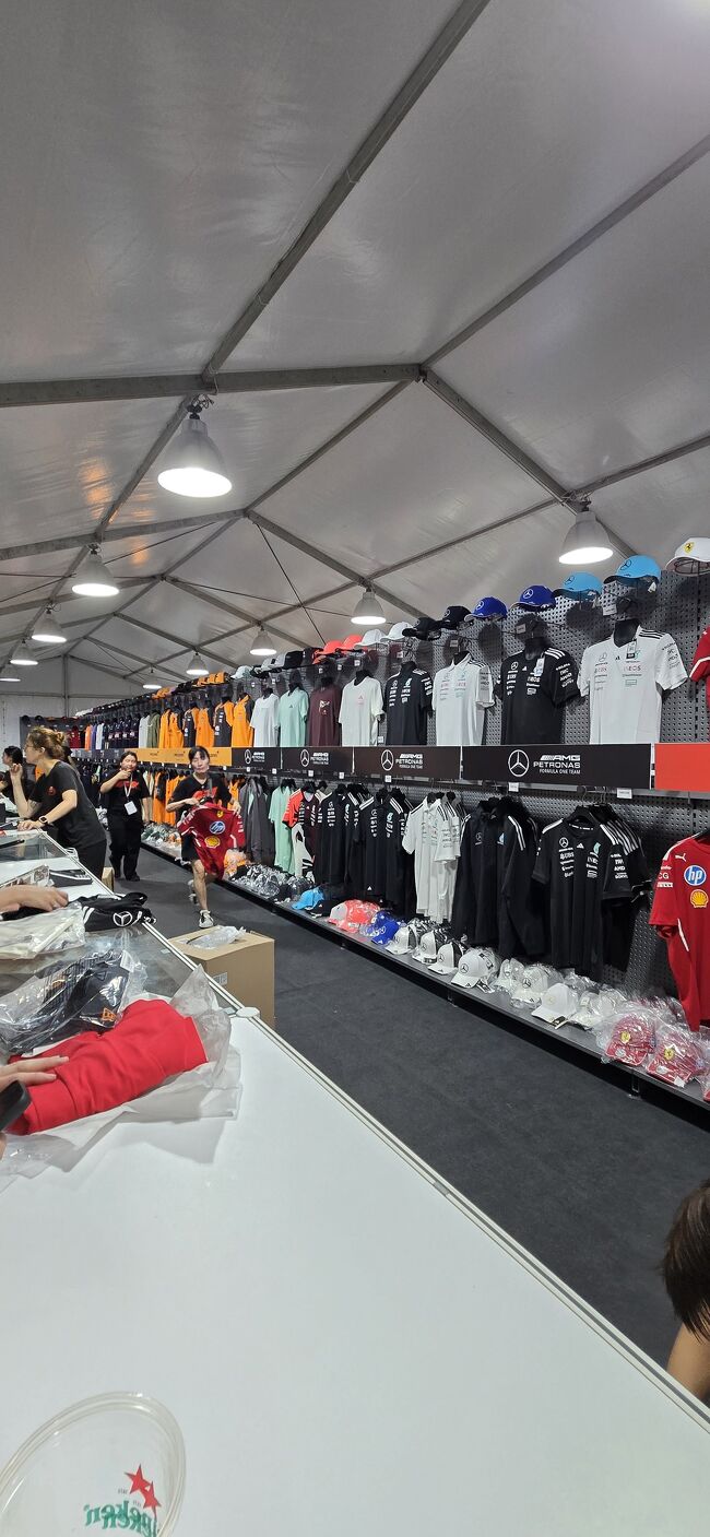 F1関連のショップがあちこちにありました。他の入場客を見ていると、F1チームのTシャツを着ている方が大勢いました。私もせっかくですので、フェラーリのTシャツを買おうと思っていました。ところが、思いの外、値段が高かったため(いくらか忘れてしまいましたが)、買う気が一気に失せ、その時は買わないと決めました。
