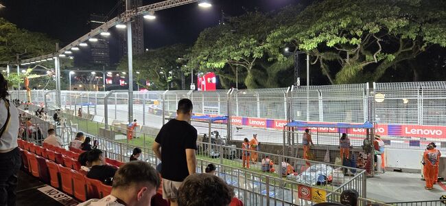 フリー走行２回目の写真です。フリー走行ということもあり、人は多くありませんでした。V6ターボになってから初めてF1サウンドを生で聞きました。音色は想像していたより良いと感じました。ただ、サウンドに突き抜ける感がないし、迫力も足りないと思いました。やはり、V12、V10、V8のNAサウンドと比べちゃうとねぇ…