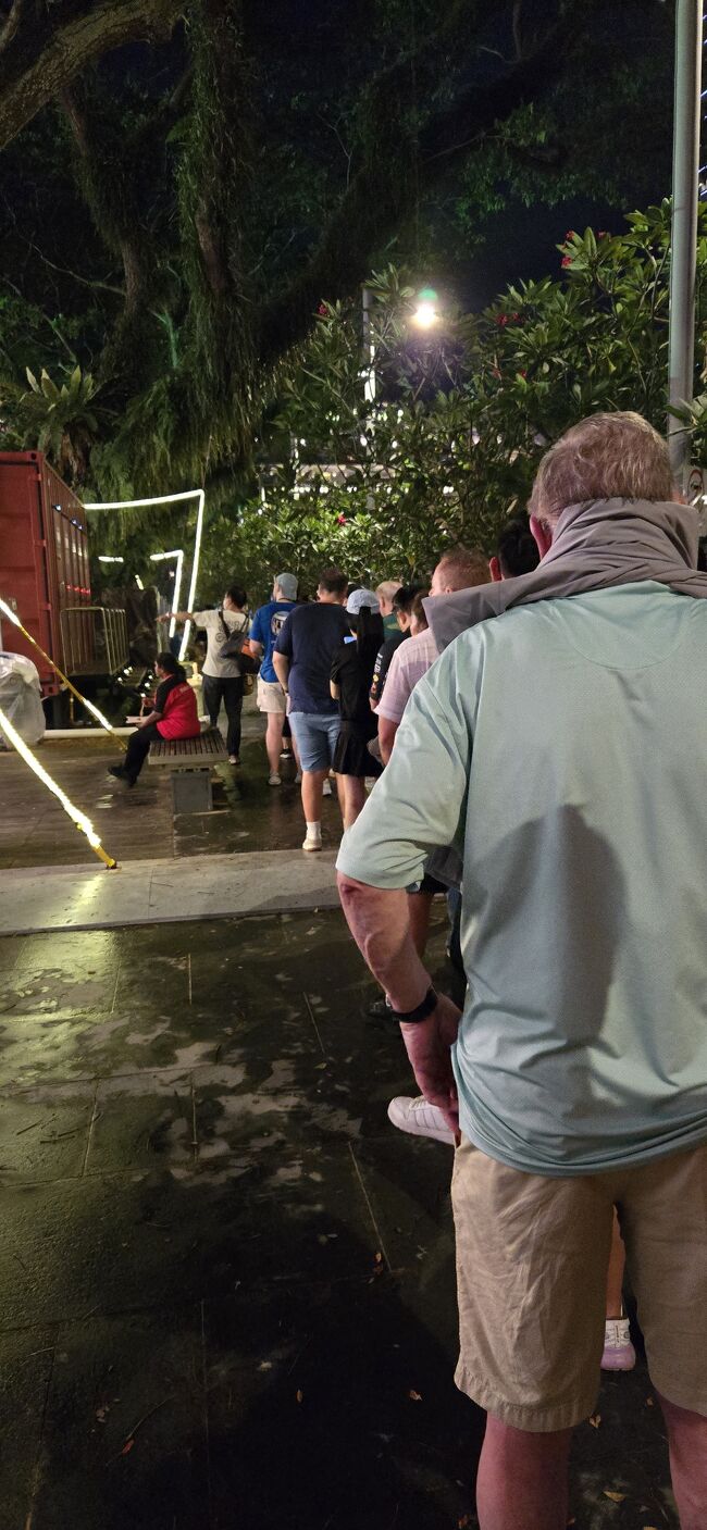 10月5日(日)、グランプリ３日目、決勝の日です。この日は決勝の前に雨が降りましたが、決勝が始まる頃には路面は乾いていました。<br /><br />決勝の前にトイレを済ませておこうと思い、トイレに行ったところ、長蛇の列でした！　考えることは皆同じようです。