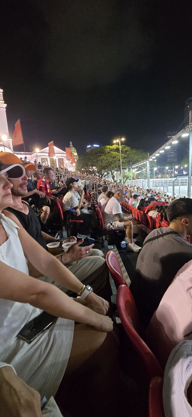 決勝ですので、流石に全席埋まっていました。座席ははっきり言って狭いです。フォーミュラ１カーの爆音は快音ですが、周囲は大声で会話をしますので、ストレスでした。まあ、レースが盛り上がっていたら、そんなことも感じなかったのかも知れませんが…