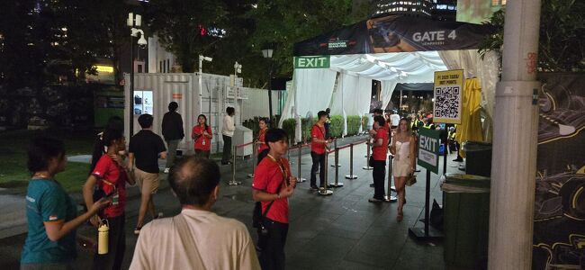 モニターは、１位のメルセデス・ラッセルと２位のレッドブル・フェルスタッペンをずっと映していました。差が縮まりそうでなかなか縮まらず、見せ場のないレースが続きました。レースが終わると皆一斉に帰るため、出口や地下鉄駅が混乱します。そのため、レースで何かドラマが起きそうでなければ、チェッカーの５周前に席を立とうと決めていました。結局、何も起きそうになかったため、予定通り席を立ちましたが、その甲斐があってスムーズに外に出られました。