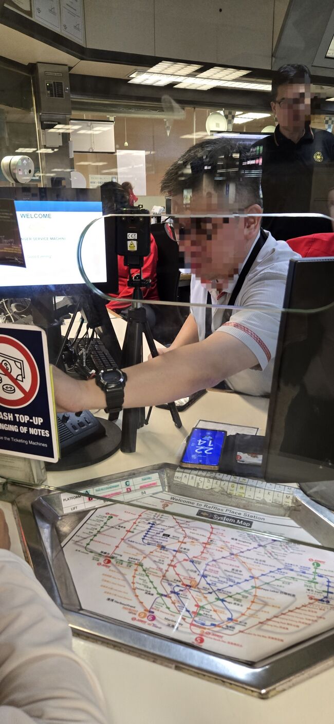 管理事務所まですぐに行きました。いくつか質問を受けた後、書類に記入をしてスマホを返して貰いました。友人の慌てた顔を見て、他の職員の人もクスクス笑っていました。｢22 14｣と表示されているのが友人のスマホです。<br /><br />見つかって本当にラッキーでした。シンガポールの後、１１月にはサウジアラビア他中東３ヵ国を回ってきましたが、何のトラブルもなく、どちらかと言えばラッキーと思える出来事が続きました。イスタンブールから始まって、モンゴル、コーカサス３ヵ国と続いた不運の連続も、この出来事で潮目が変わったのかも知れません。