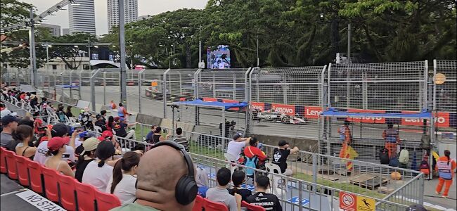 フリー走行３回目は17時30分からでした。明るい内に見られたのは、このフリー走行だけでした。フリー走行ということもあり空いていました。シンガポールGPというと公道サーキット&amp;ナイトレースのイメージですが、やはり、夜間の方がシンガポールGPらしいと感じました。