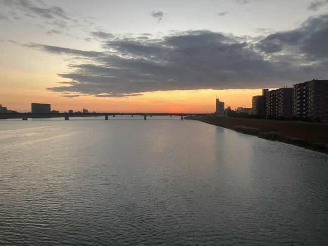 もうすぐ日が昇る<br />大淀川渡り