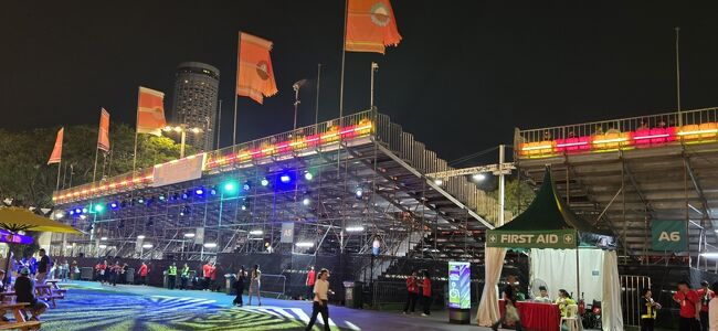 EMPRESSスタンドの裏側です。スタンドの指定席に行くには、スタンド入口の係員に電子チケットを見せる必要がありました。