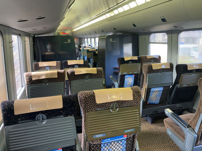 ガラガラの一番後方4号車<br />この車両のシート<br />気持ち窓側に向いてるような