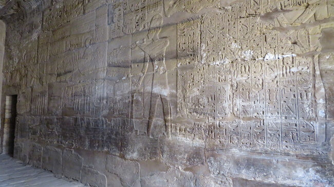 レリーフは、何を語っているのでしょう。