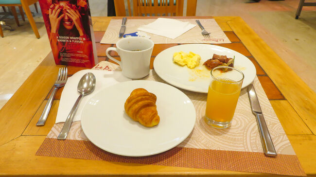 今日は朝早い便でルクソールに移動します。<br />ホテルの空港シャトルは、毎時0分と30分に出発し、予約不要でロビーで待っていれば案内してくれると、前日確認済み。<br />空港はすぐ近くなのですが、慣れない場所でチェックインすることを考え、5:30発のバスに乗ることにしました。<br />こういう時レストランが4:30からオープンしているのはありがたいです。<br />あまり、時間がないので朝食は簡単に済ませます。<br />