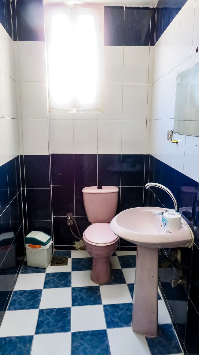 洗面台とトイレ。最低限の設備は整っています。冷蔵庫は、４階の共用スペースにあるものを使用。