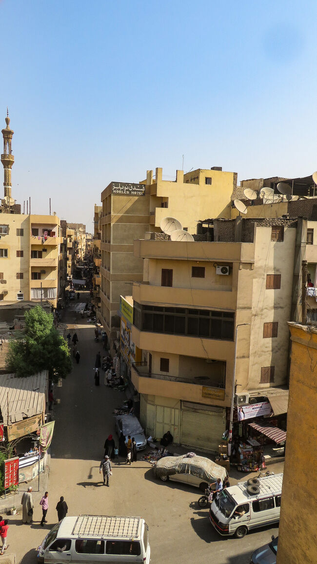 ベランダから外を見ると、スークが開かれる通りが見えます。午前中のためか、まだ準備中のようです。