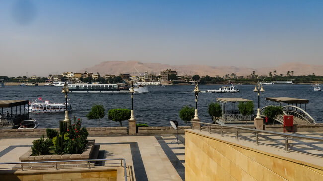 アル・マタン通を抜けてナイル川畔に来ました。向こう側に王家の谷などがある山が見えます。