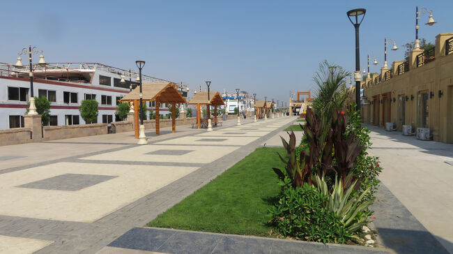 川岸は岸壁と散策路が整備されており、カフェや売店もあります。この道を歩いて、カルナック神殿に向かいます。