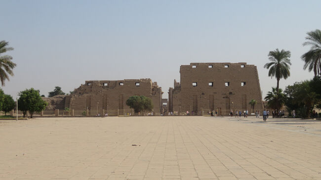 ゲートを抜けると広いスペースがあります。昔は船入間だったそうです。遠くに第１塔門が見えます。