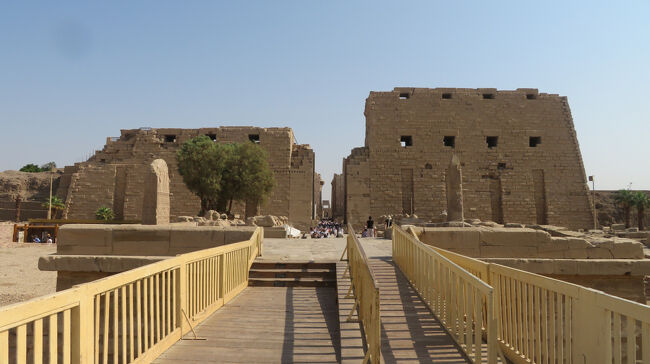 第１塔門に向かって進んでいきます。