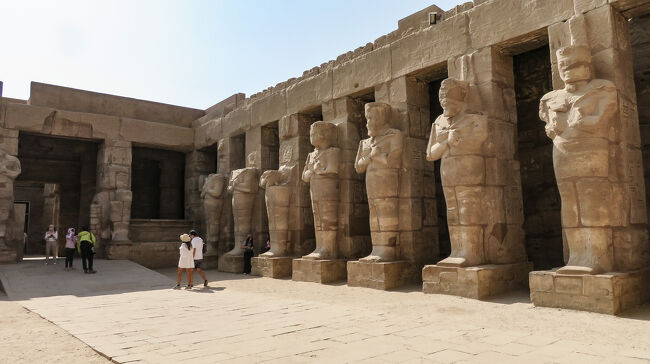 中に入ると像が刻まれた柱に囲まれたスペースがあります。