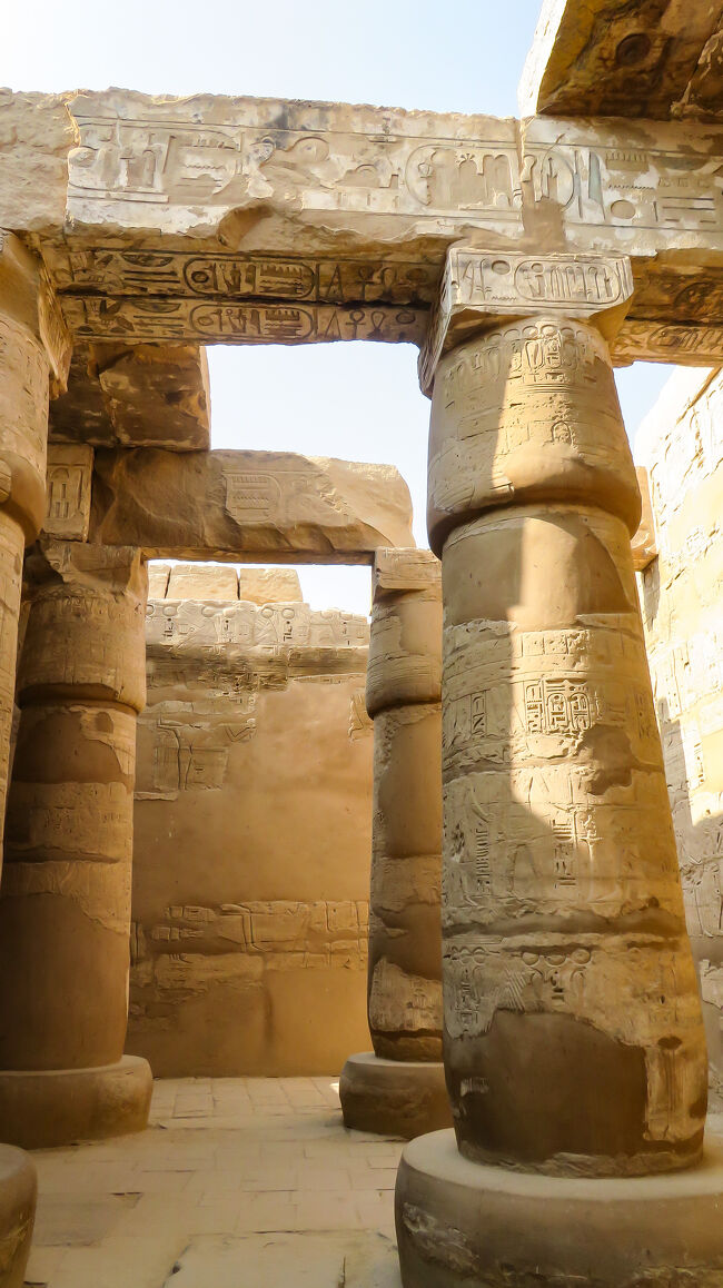 さらに中へ入ると、絵文字が刻まれた柱の廊下を通ります。