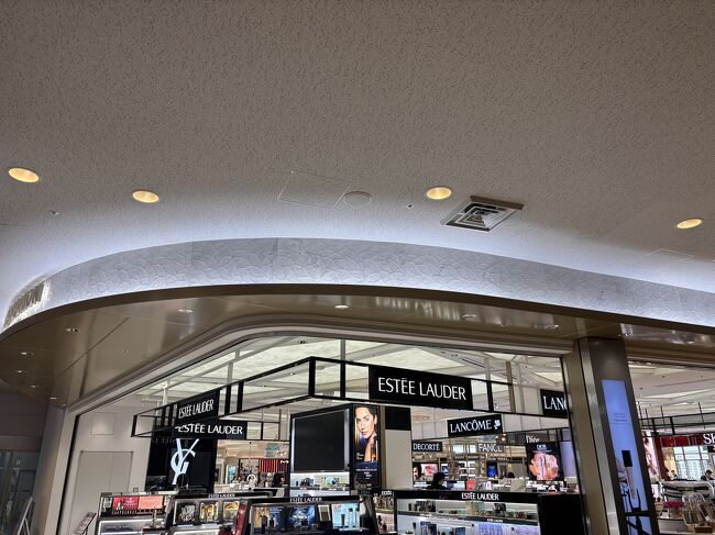 保安検査後、予約してあった化粧品を受け取りに行きました。