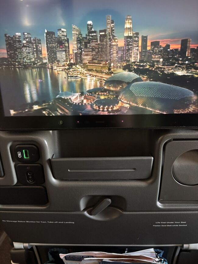 機内安全に関するアナウンスの後、シンガポールの名所などがモニターに映し出されました。