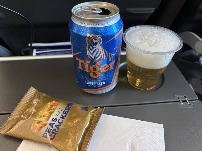 シンガポール航空は、エコノミーでもアルコール提供があるとの事で、シンガポールスリングを飲むのをすごく楽しみにしていました！<br /><br />しかし、この日は機材の都合で載せておらず提供が無いとの事で、泣く泣くタイガービールをいただきましたw<br /><br />夫は何度もタイガービールをおかわりして、嬉しそうでした。<br />