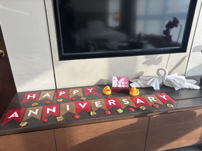 1週間前にもらったメールに対して到着時間などと一緒に結婚記念日の旅行ですと返信したら、タオルアートやガーランドなどで飾り付けをしてくださっていました！<br />チョコのプレゼントもありました！