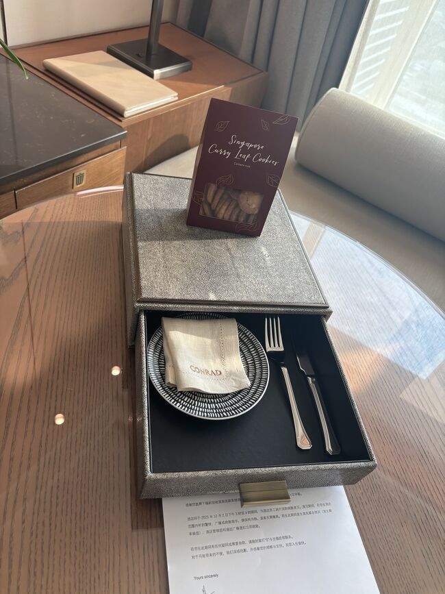 テーブルの上には、クッキーやお皿などがありました。