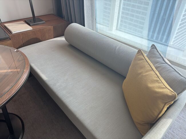 窓際にソファがありました。