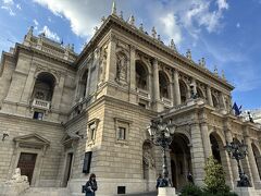 　滞在先がどのあたりかにもよりますが、最初は最寄りの駅からトラム（4番または6番/オクトゴン駅下車徒歩7分）地下鉄1号線（M1/オペラ駅下車すぐ）でハンガリー国立歌劇場をめざしましょうか。

　こちらがハンガリー国立歌劇場。
