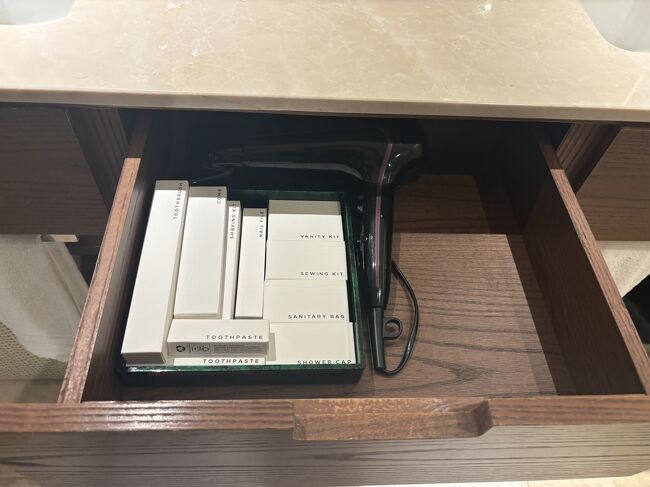 引出しの中に歯ブラシやコームなどのアメニティがありました。