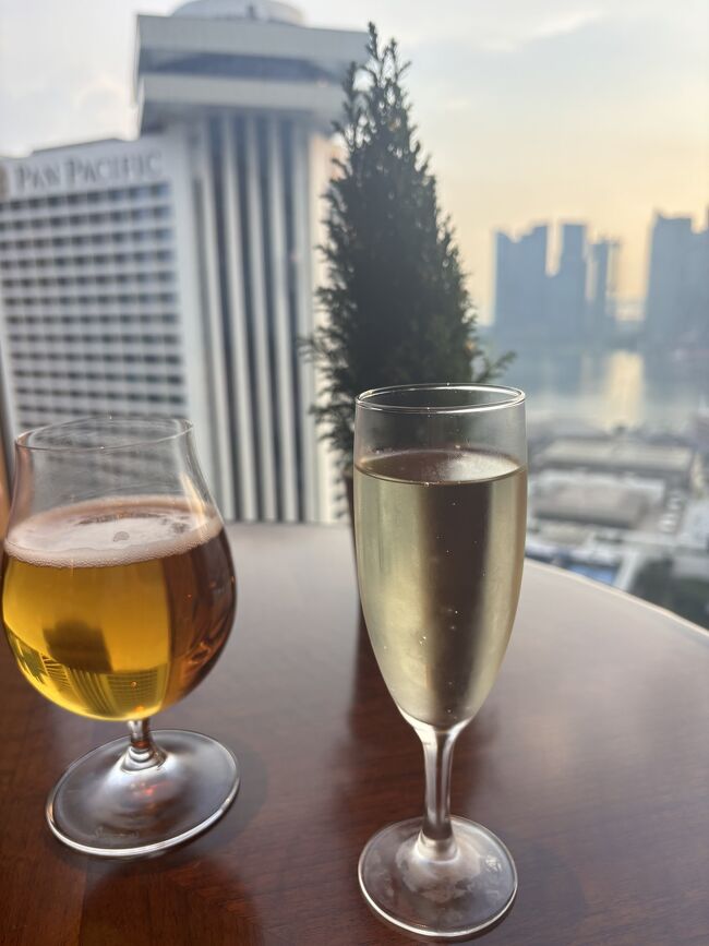 18時になったのでエグゼクティブラウンジのカクテルタイムへ。<br />窓際へ案内してくださり、ビールとワインをいただきました。