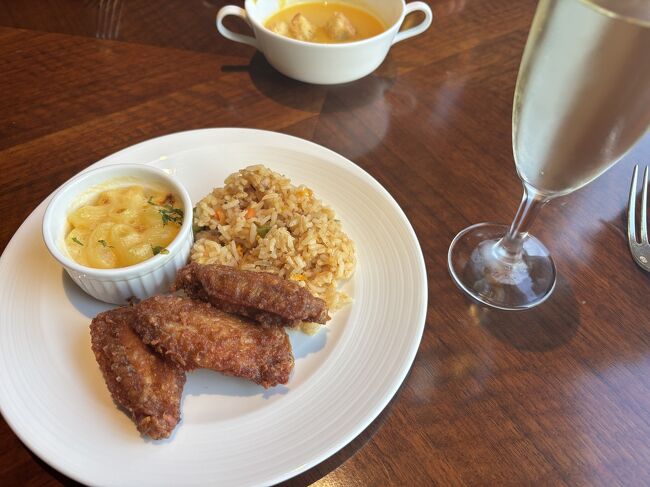 手羽先と炒飯を取ってきました。手羽先もパラパラのご飯の炒飯もおいしかったです！