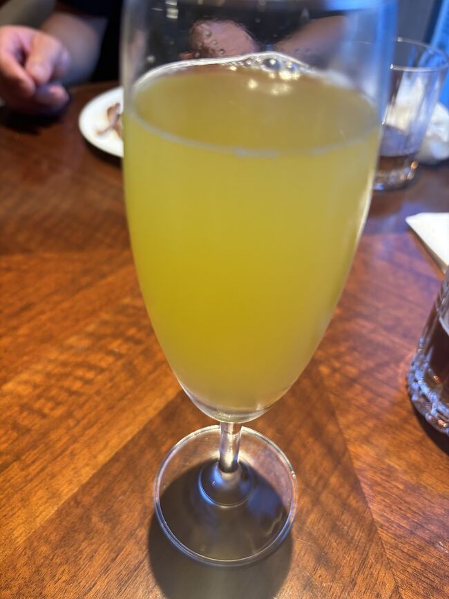 ラウンジには材料が無くシンガポールスリングは作れないとの事で、スタッフの方がマンゴーベリーニというカクテルを作ってくださいました。甘くて美味しかったです！