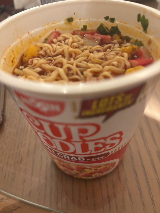 ホテル近くのセブンイレブンで買ったカップヌードルチリクラブは3.45SGDでした。夫にひとくちもらいましたが、結構辛くて美味しかったです。<br />1日目おしまい。