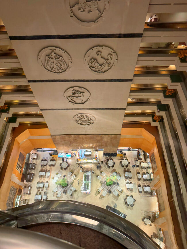 ちょうど15時だったのでチェックインできました<br /><br />マンモスホテル！<br />エレベーターから1階のレストラン見下ろせます<br /><br />朝食付けるかマリオットポイントにするか悩んだ結果<br />台風で外出できなく朝食食べられなかったら困る…<br />と朝食を選びました