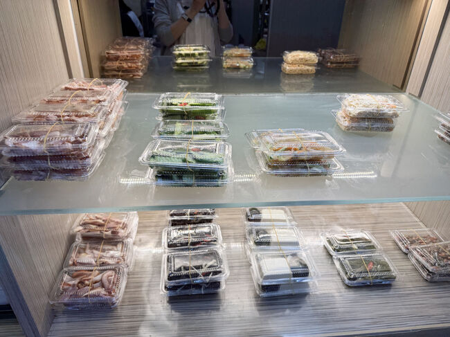 お店の奥におかずパックありました