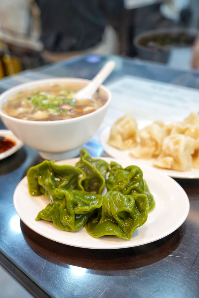 スタンダードな水餃子と<br />ホタテいり水餃子<br />5個以上なら好きな個数頼めたのでそれぞれ５個ずつ<br /><br />酸辣湯と水餃子のセット最強！