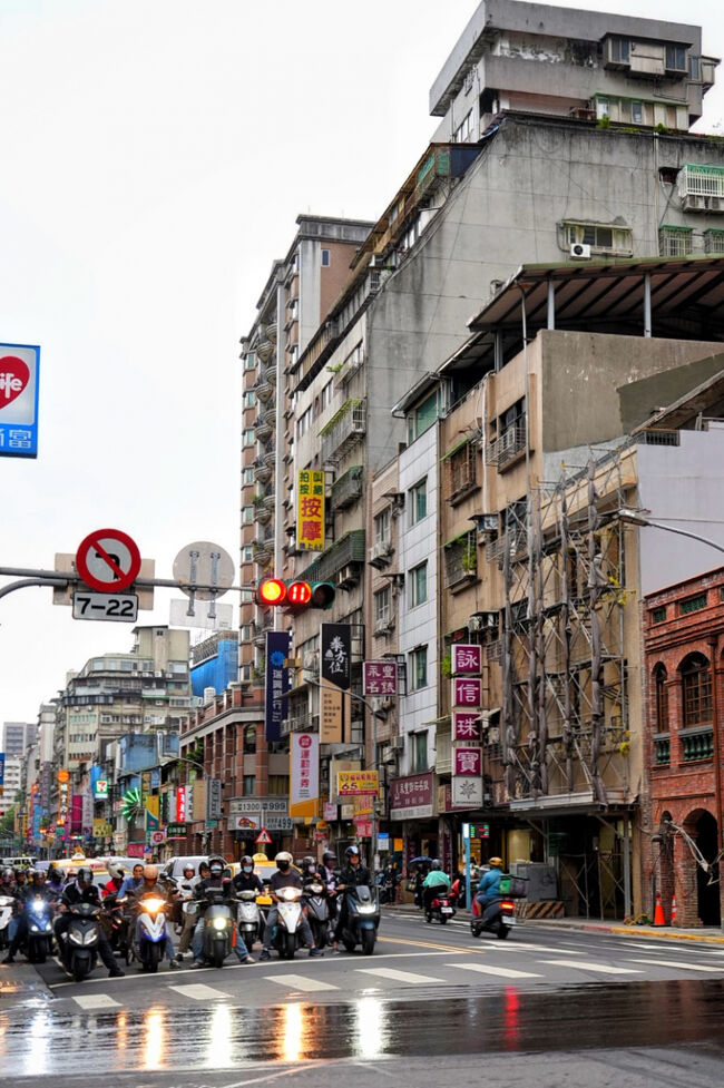 台風近いけど<br />今のところ、ギリ傘さす？くらいの雨です<br />良かった～<br /><br />台湾と言えばバイク<br />信号待ちしてるバイクは圧巻で<br />撮影しちゃうよね！<br />