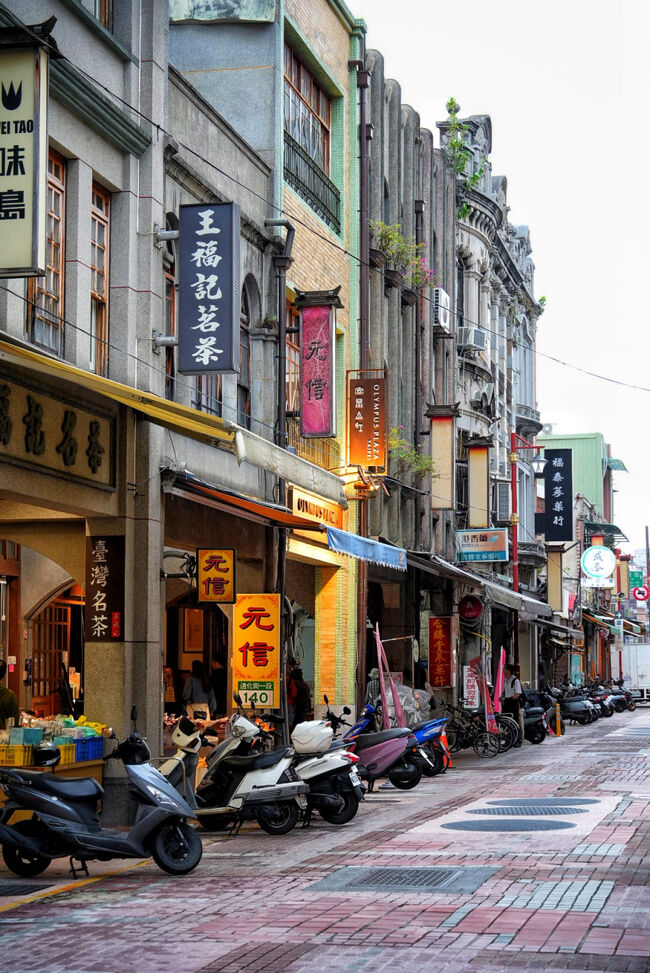 迪化街散策します<br /><br />油化街の建物は<br />聞南式（みんなんしき）<br />倣洋楼式<br />洋楼式<br />バロック式<br />近代建築式<br />の5様式あり<br />店舗と住居を兼ねた長屋風の構造が特徴だそうです<br /><br />レトロな雰囲気ですね～