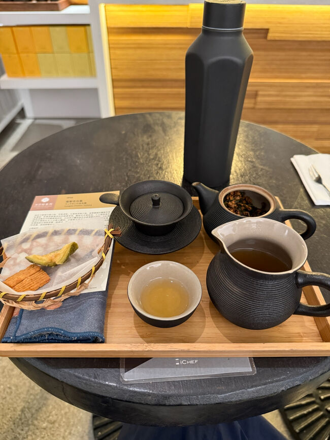 インスタでビビッときた素敵なお茶屋さんに来ました<br /><br />なのだけど、<br />夜で雨だったのでお庭や2階の素敵な写真が撮れずでした(＞＜)<br /><br />迪化半日茶屋<br />https://maps.app.goo.gl/KZeuHUdU5GtFs4aRA?g_st=ic<br /><br />ごちそうさまでした(^^)<br /><br />後になって<br />もう少し先の『夏樹甜品』の杏仁豆腐にすればよかったな～と<br />ちょっとだけ思ってしまった<br />https://maps.app.goo.gl/Rm49SP38vKSfnVZz9?g_st=ic<br />