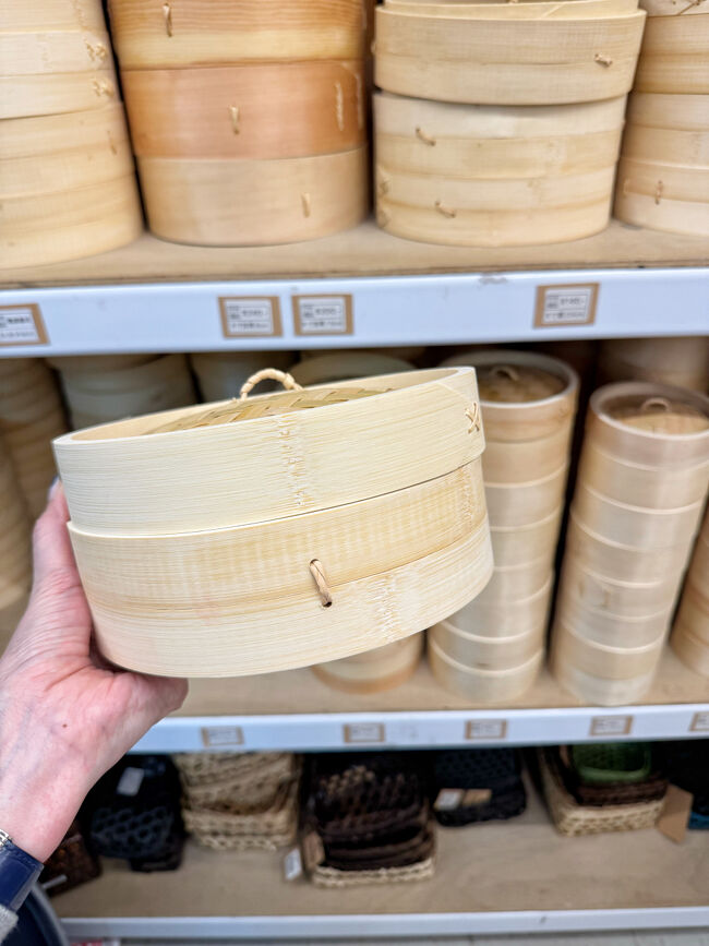 せいろデビューしたいなーと思っていて<br />だったら台湾で買おうとなり<br />通りがかったお店で購入<br /><br />大華行 竹木造咖<br />https://maps.app.goo.gl/guwiX2mcyHUS3VoJ6?g_st=ic