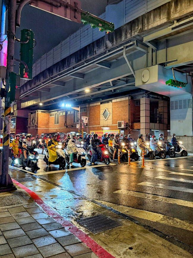 そしてまた<br />信号待ちしているバイクの大群を撮ってしまう(^^)<br /><br />だって迫力あるんだもん